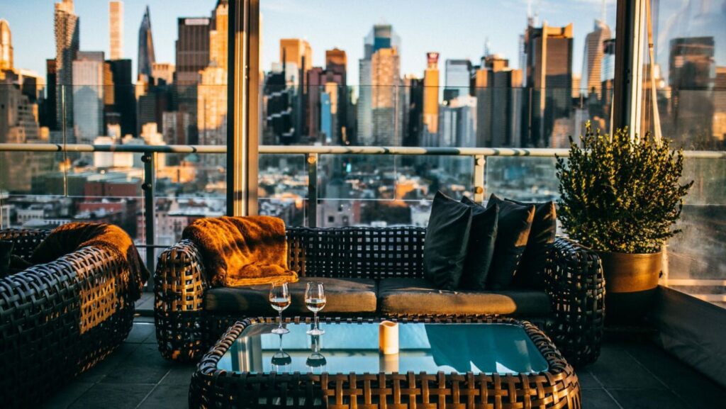 Exploring-the-Heights-of-New-York-The-Best-Rooftops-and-Stylish-Arrivals
